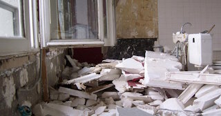 Демонтаж хрущевки в Новокубанске - удаление старых полов и стен по выгодной цене от 1726 рублей.